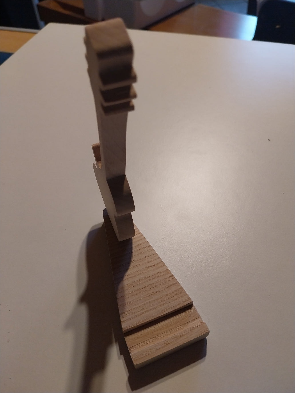 Support téléphone portable fait à la scie à chantourner modèle guitare