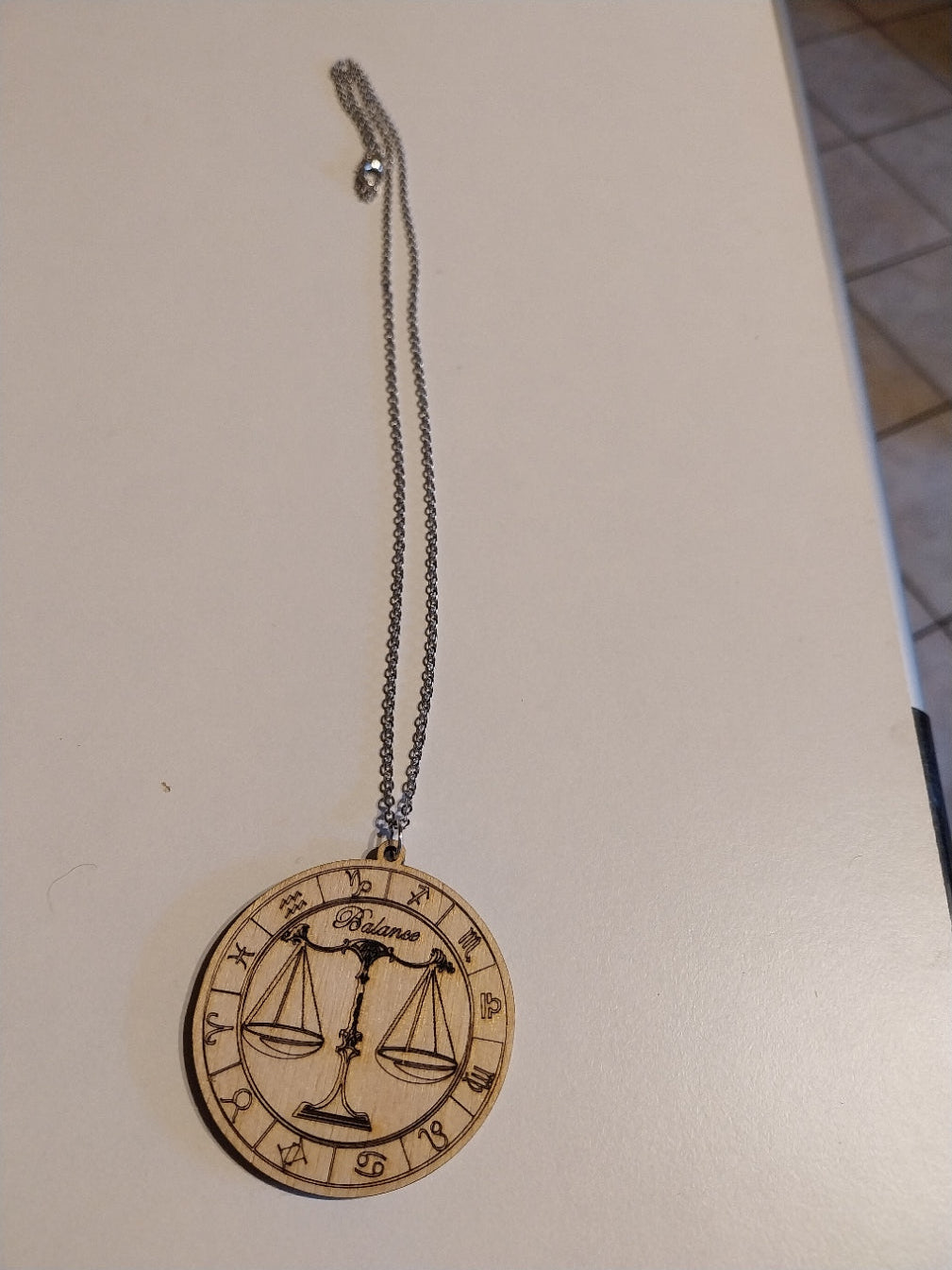 Chaine maille avec pendentif en bois signe zodiacal