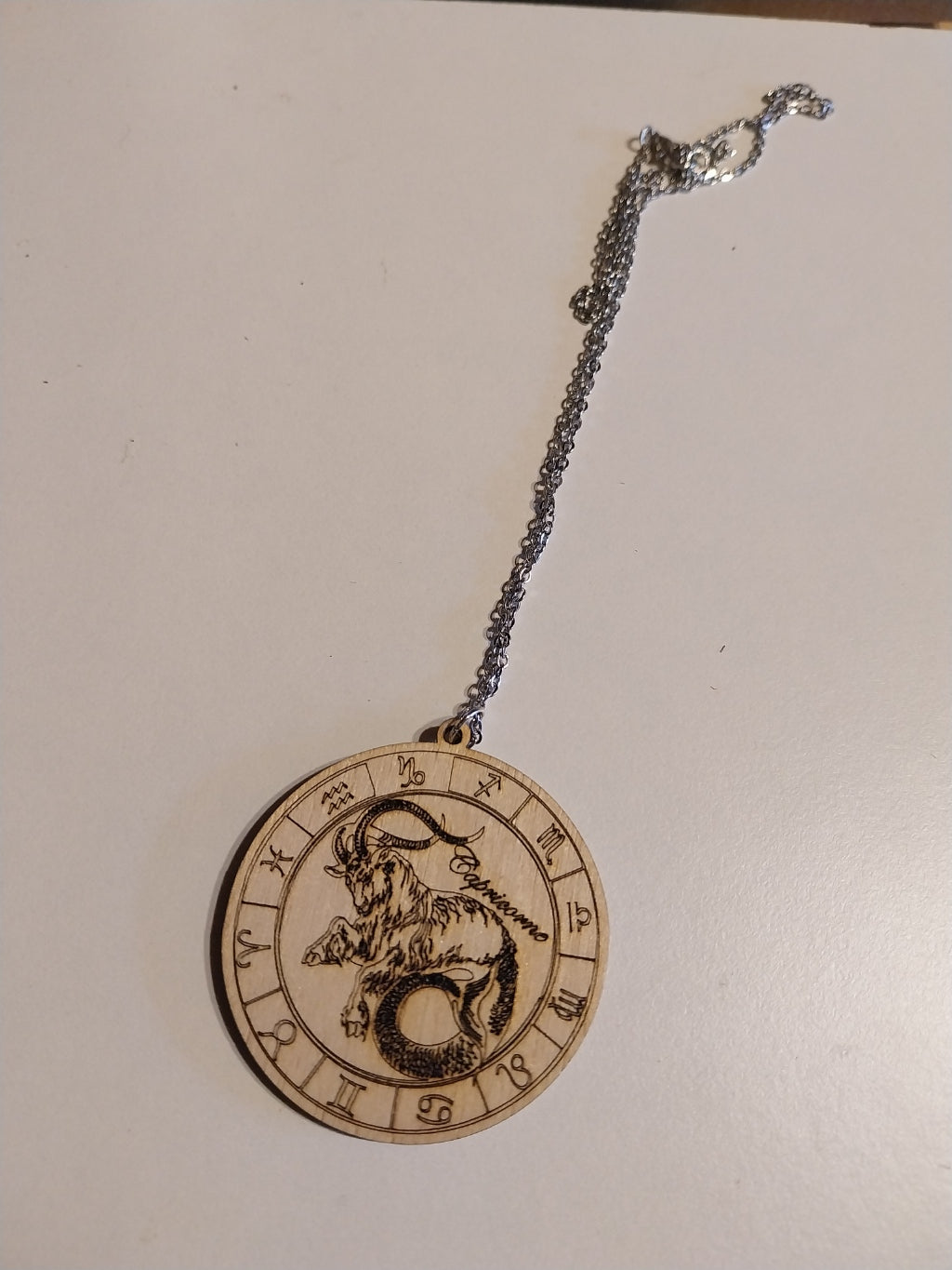 Chaine maille avec pendentif en bois signe zodiacal