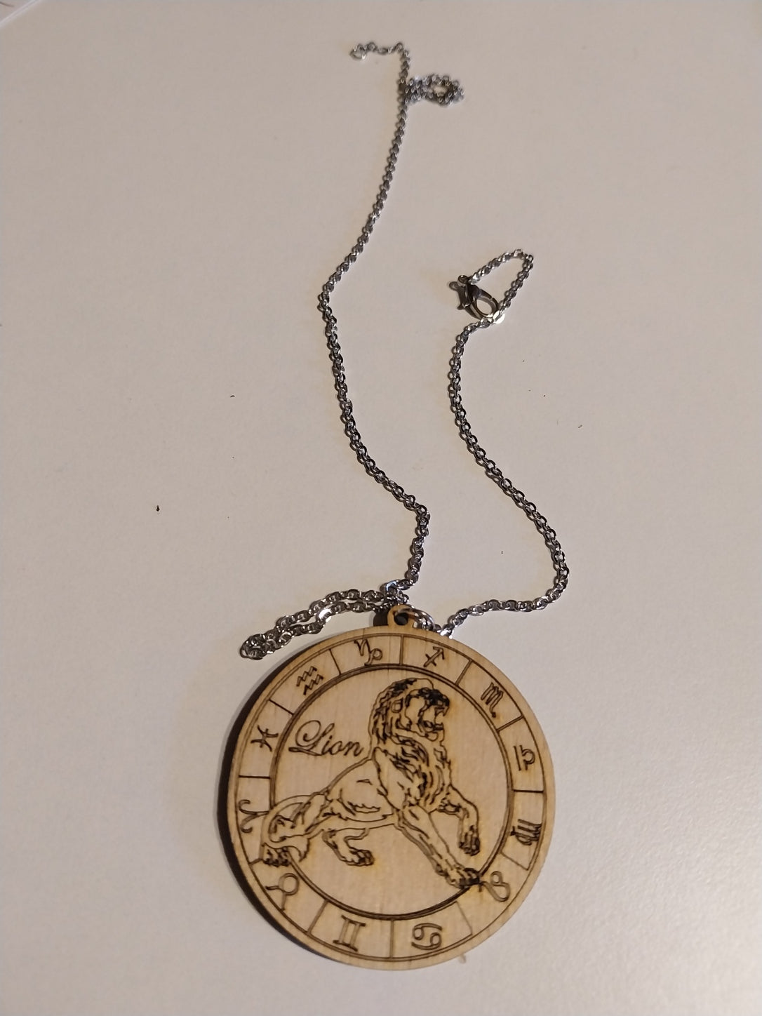 Chaine maille avec pendentif en bois signe zodiacal